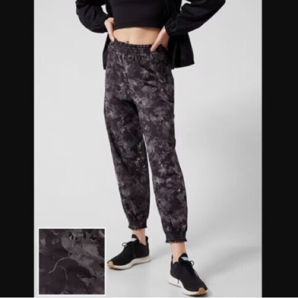 Athleta Savannah Jogger in Gray Lumen Floral, 4 NWT